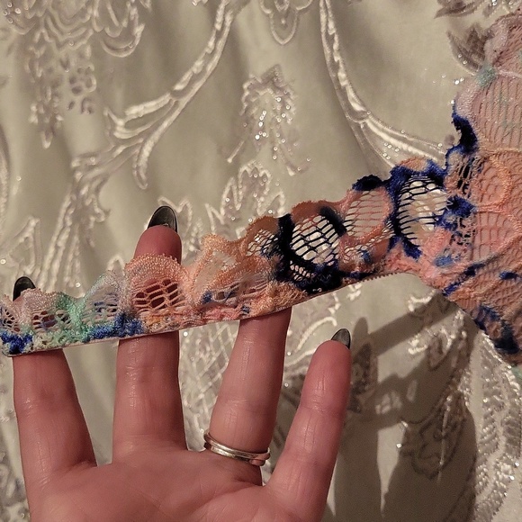 Victoria's Secret PINK Bra - Picture 3 of 9